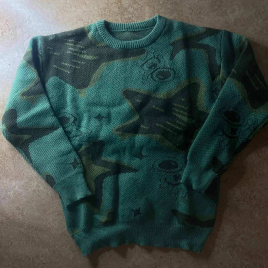 Grön stickad tröja med stjärnmönster