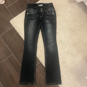 Bootcut jeans från No Boundaries låg midja  - Mörkblå bootcut jeans från No Boundaries med kontrasterande vita sömmar och snygga detaljerade bakfickor. Jeansen har låg midja och klassisk femficksdesign. Sitter som xs/ s. Väldigt bra skick nästan aldrig använd.