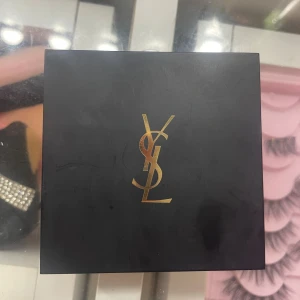 YSL All Hours Setting Powder B45 - Lyxig kompaktpuder från YSL i nyansen B45. Kommer i en elegant svart och guldig dosa med spegel. Perfekt för att fixera sminket och ge en matt finish. Säljer då den va för mörk för mig annars är den endast testad.