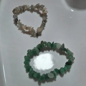 Stenarmband i grönt och grått / Grön Aventurin & Labradorit - Två elastiska armband med oregelbundna stenar, ett i gröna toner och ett i grått och vitt. Perfekta för dig som gillar naturliga vibes och vill addera lite boho-känsla till din stil. Säljs som set. Grön Aventurin & Labradorit