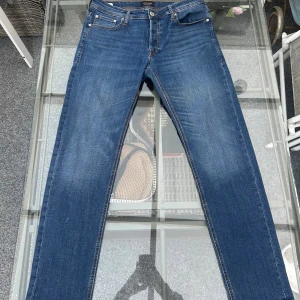 Jack & Jones Comfort Mike Jeans (31/32) - Snygga Jack & Jones Comfort Mike jeans i blå denim. Storlek W31 L32. Gjorda i mjuk bomull med lite stretch för perfekt passform och skön komfort. Regular fit med normal midja och raka ben. Klassisk modell från Jeans Intelligence-serien – slitstarka, stilrena och bekväma. Mycket bra skick, sparsamt använda och redo för ny ägare. Passar till allt! ✅ Storlek: W31 L32 ✅ Färg: Mörkblå / mellanblå tvätt ✅ Material: Bomull med stretch ✅ Passform: Regular fit / Comfort fit ✅ Skick: Mycket bra – sparsamt