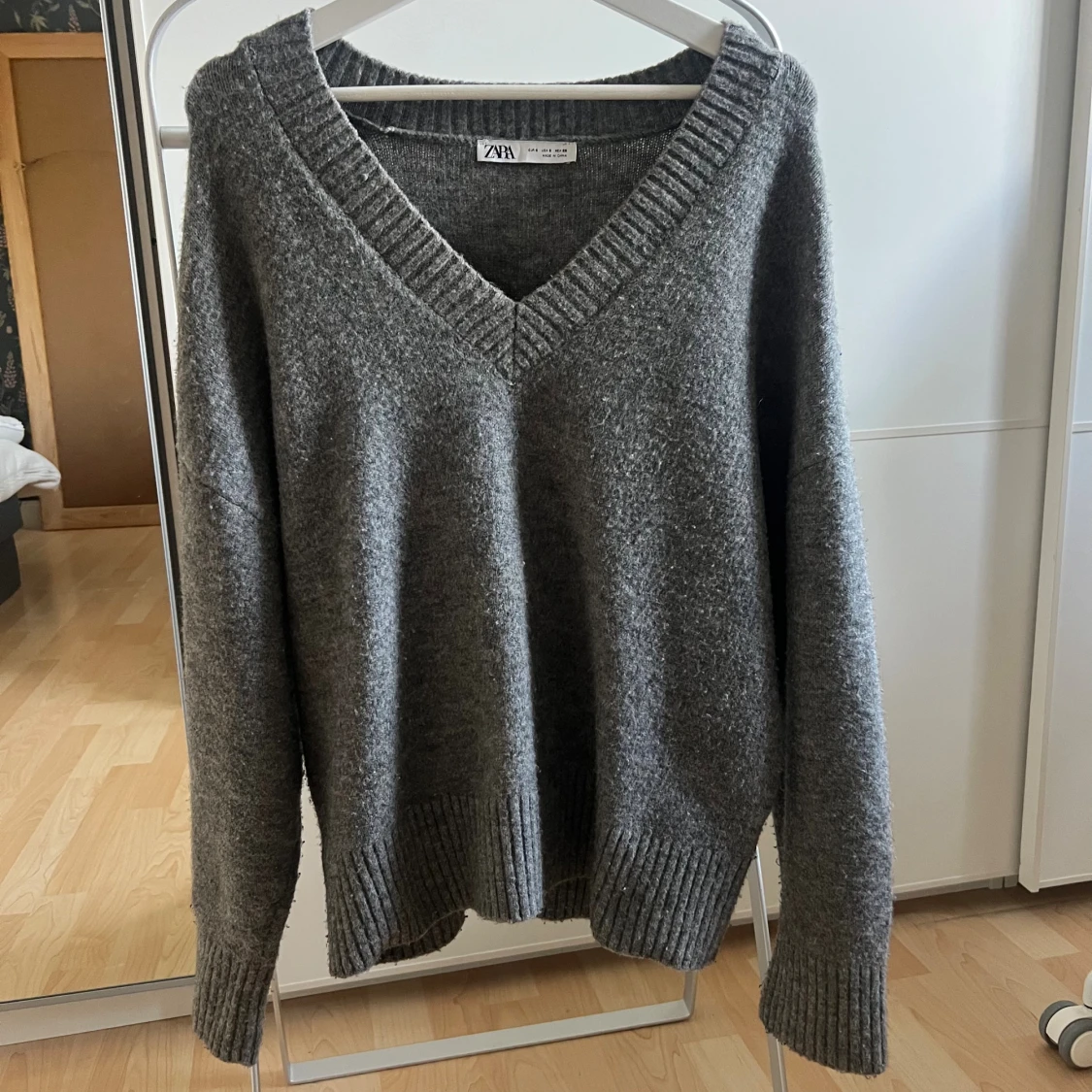 Grå stickad v-ringad tröja Zara - 1