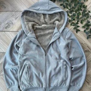 Hoodie med päls - Jätteskön hoodie i storleken S. tjockare så den passar perfekt inför höst och vinter. Fri frakt och fraktar samma dag.