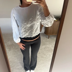 Superfin vit topp - Superfin vit topp - köpt i Thailand. Tyvärr har en knapp i nacken gått sönder men går att enkelt använda säkerställ för att knäppa. Skulle gissa på storlek S 