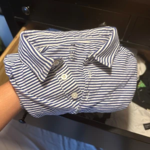 Piké från HM - Fräsch blåvit-randig piké. Lätt att styla med layers, men även snygg ensam. Jag på bilden är 186 och den sitter lite för litet på mig.