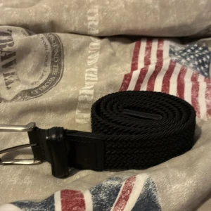 Svart flätat bälte  - Ett svart flätat bälte, väldigt bra skick           Längd 90cm men kan vara lite större   Kan gå ner i pris vid snabb affär, vid fundering eller frågor hör av er
