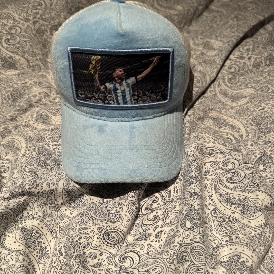 Ljusblå keps med fotbollstryck