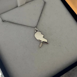 Maria Nilsdotter ”You and Me” inspirerat halsband  - Aldrig använd, silverpläterad och tillverkad av rostfritt stål. Kedjans längd 40+5 cm och nickelfri. Om du har fler frågor, tveka inte att höra av dig 🤗