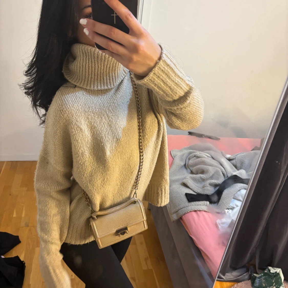 Beige stickad polotröja