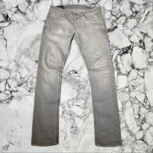 Grå dondup George jeans - Gråa dondup jeans skick 9/10 storlek 32. Vid intresse skickar jag fler bilder😄