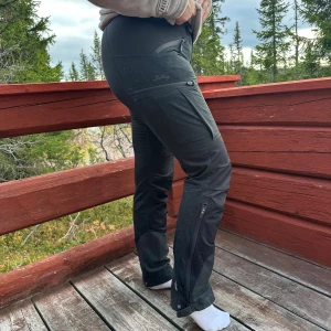 Makke Ws från Lundhags - Modellen Makke från Lundhags, deras mest populära vandringsbyxa. 🏔️Stretchpaneler över rumpa och knän. Reglerbar midja med kardborrband. Ventilation med dragkedja vid insida lår samt utanpå benslutet. 🍂Nypris 2500kr.