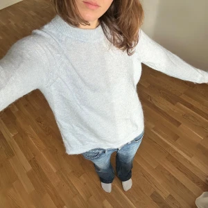 Ljusblå stickad tröja från H&M - Mysig ljusblå stickad tröja från H&M med rund halsringning och långa ärmar. 