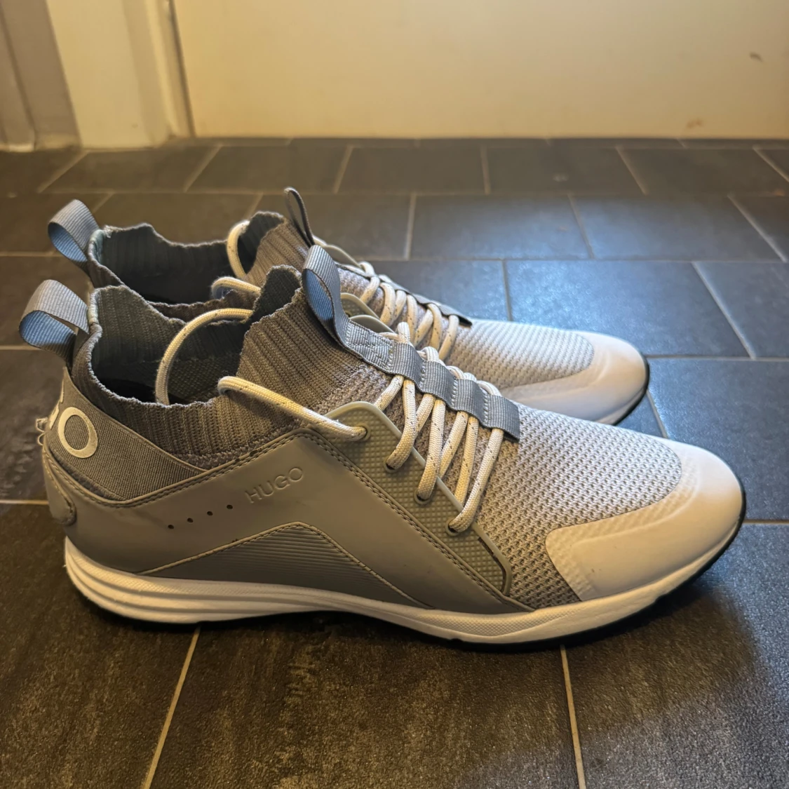 Grå sneakers från Hugo med mesh - 2