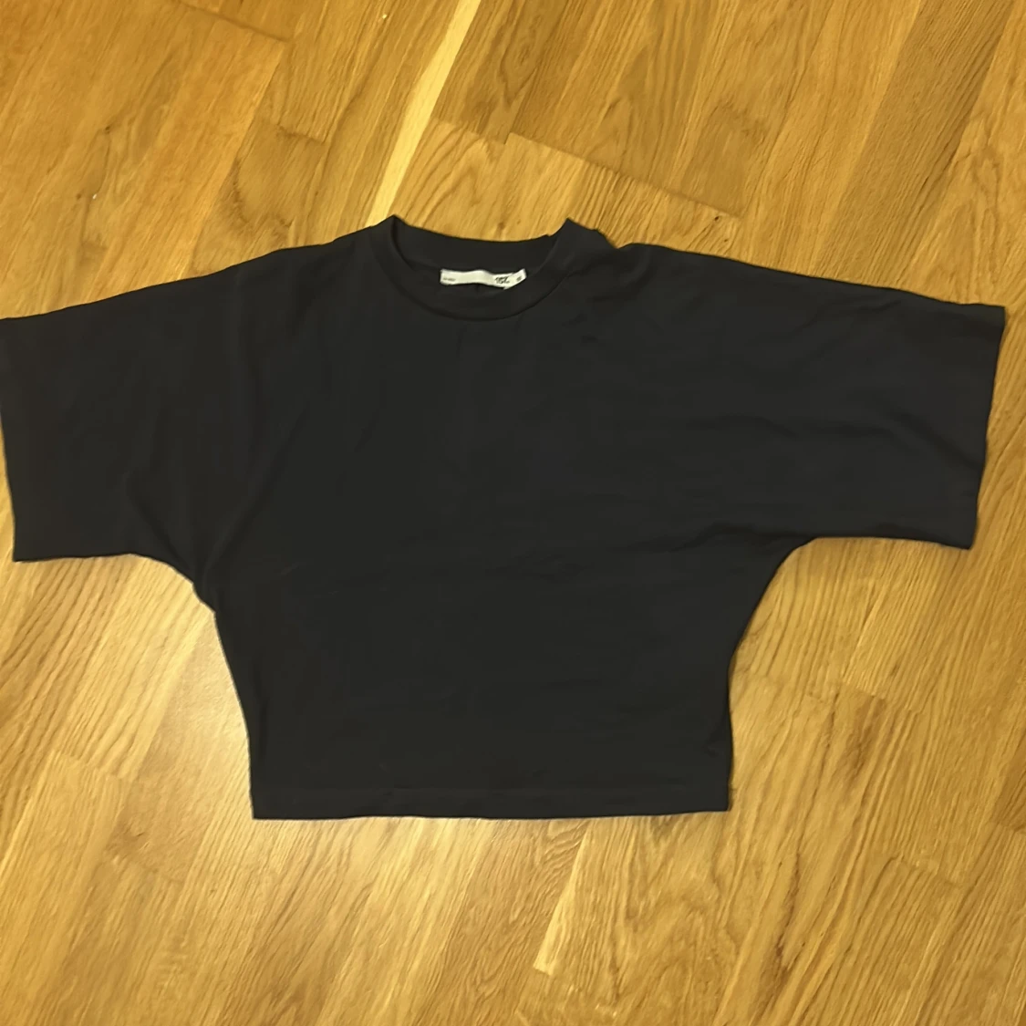 Svart croppad topp från 157