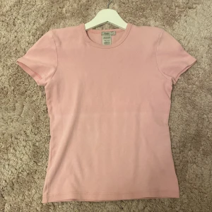 Ljusrosa t-shirt från Filippa K - Enkel och stilren ljusrosa t-shirt från Filippa K i bomull! 🩷Säljer pga att den inte passar, köpt på loppis men är i helt perfekt skick! Just denna modell verkar inte finnas tillgänglig hos Filippa K just nu så den verkar vara en äldre modell. 🤍 