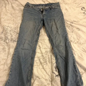  bootcut jeans lågmidjade  - Lite slitna längs ned men inget som syns 