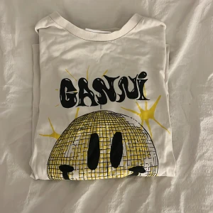 Vit Ganni t-shirt med smileytryck - Säljer denna jätte fina oversized GANNI tröjan då den inte kommer till användning längre. Storlek S men overzised. Pris kan diskuteras. Tryck gärna på köp nu 🩷🩷