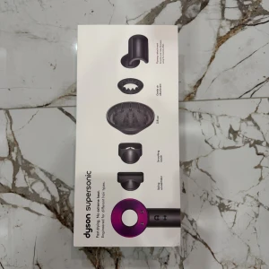 Dyson Supersonic - Dyson Supersonic hårfön med flera stylingtillbehör. Kraftfull motor, snabb torkning och skydd mot extrem värme. Passar alla hårtyper. Produkten och förpackningen ser ut att vara i mycket gott skick, inga synliga defekter eller slitage.