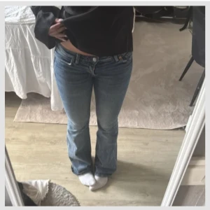 Low waist Jeans  - Säljer ett par blå jeans från Weekday, modell  Low Flared Jeans. Har tyvärr blivit för små för mig men helt perfekta jeans, skriv om ni har frågor💕