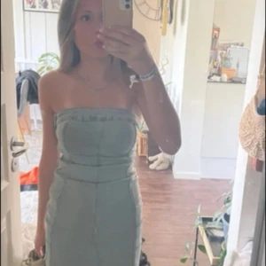 Ljusblå tubklänning i jeans från gina tricot  - Säljer en snygg ljusblå tubklänning i jeansmaterial från Perfect Jeans. Klänningen är figurnära och har markerade sömmar som ger en cool look. Perfekt för dig som gillar denim och vill ha något unikt i garderoben.