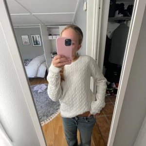 Stickad tröja - Kabelstickad tröja i fint skick! Perfekt för hösten🍁 Hör av vid frågor eller funderingar🥰