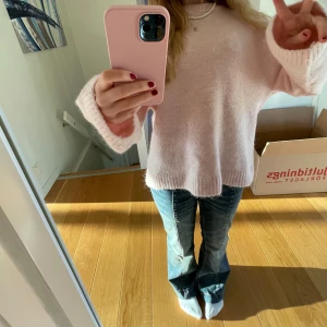Stickad tröja - Supermjuk och fluffig ljusrosa stickad tröja från Gina Tricot. Perfekt att mysa i under kyliga höst dagar 🍂Hör av vid minsta frågor eller funderingar❣️