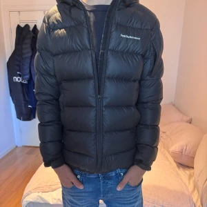 Peakperformance jacka  - Storlek S, passar mig är 178 cm och brukar ha S i tröjor 
