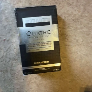 Quatre Absolu de Nuit EdP 50ml - Quatre Absolu de Nuit från Boucheron. Eau de Parfum, 50 ml. Ingredienser: Alcohol Denat., Aqua/Water, Parfum, m.m. Tillverkad i Frankrike. Snygg och modern doft för dig som vill sticka ut.