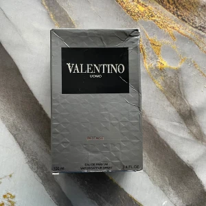 Valentino Uomo Intense EdP 100ml - Valentino Uomo Intense Eau de Parfum, 100 ml. Snygg och lyxig doft i en cool flaska. Ingredienser: alkohol denat., parfum, eau, colorant. Tillverkad i Frankrike. Perfekt för dig som vill sticka ut.