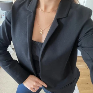 Svart kavaj från Dagmar - Svart kavaj från Dagmar med axelvaddar