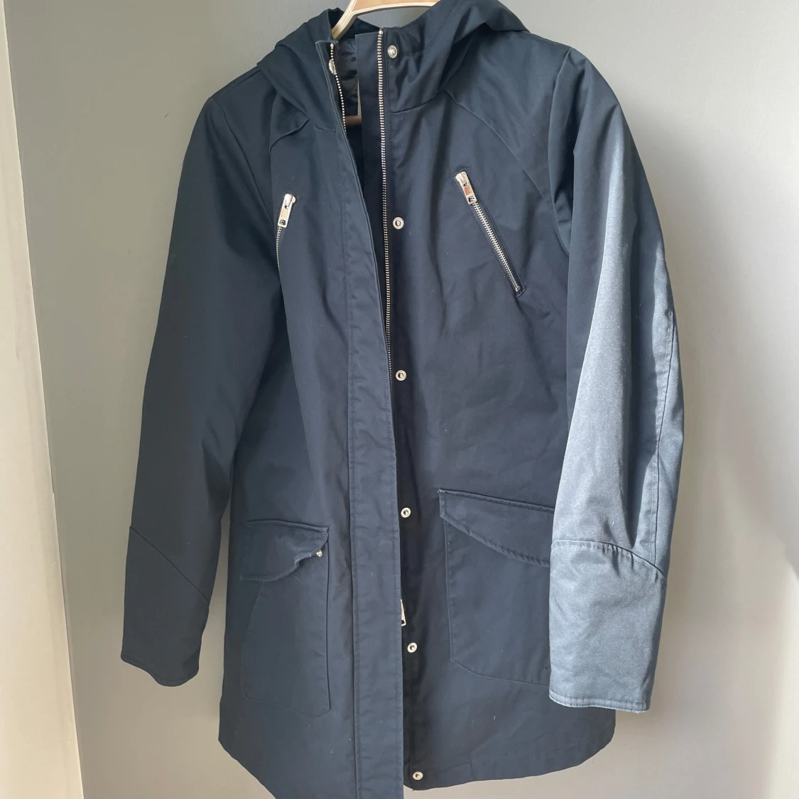 Mörkblå klassiker från Elvine