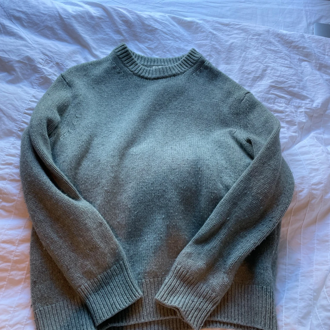 Turkos stickad tröja med rund hals från Arket