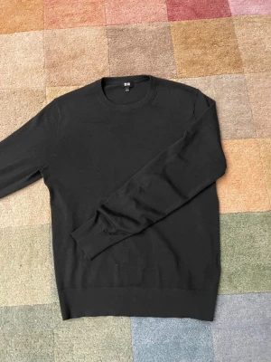 Grön tröja från Uniqlo - Grön crewneck från Uniqlo i storlek S. Skriv vid funderingar.