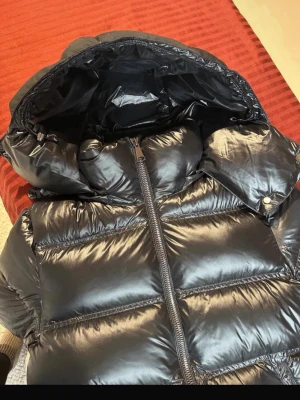 Massimo dutti vinterjacka - Snygg svart dunjacka med glansig finish och stor vadderad huva, matt på utsidan som den populära modellen. Står att det är storlek xs men skulle säga s/m