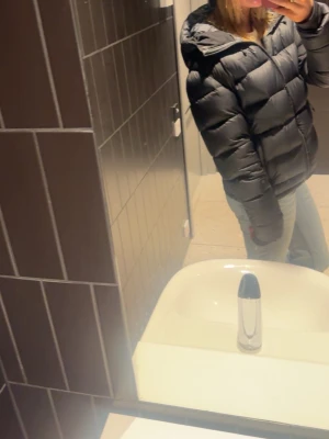 vinterjacka  - säljer denna jätte snygga jackan från everest i storlek S! den har en liten defekt som jag visar på en av bilderna men den syns knappast💓skriv om fler bilder eller frågor om ni vill!!