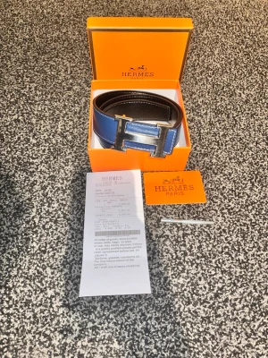 Blått H bälte  - Blått H bälte med ett slice spänne. Allt på bilderna medföljer 