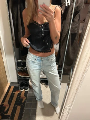 Ljusblå raka jeans - Säljer ett par ljusblå jeans med rak passform och loose fit. Jeansen har klassisk femficksdesign, låg midja och är tillverkade i jeansmaterial. Perfekta för en avslappnad och trendig look.