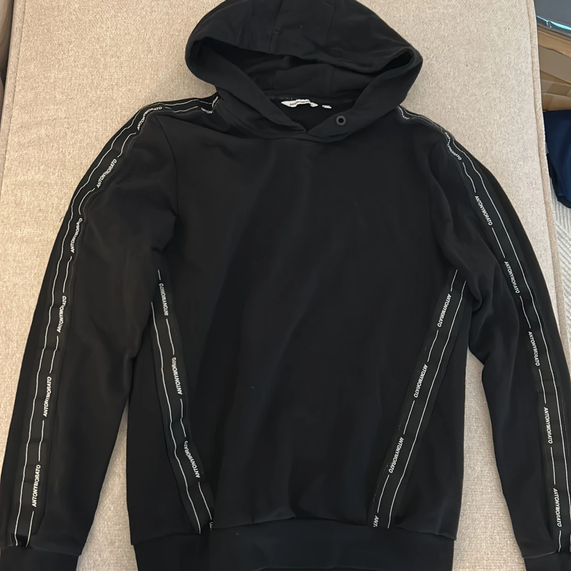 Svart hoodie från Antony Morato 