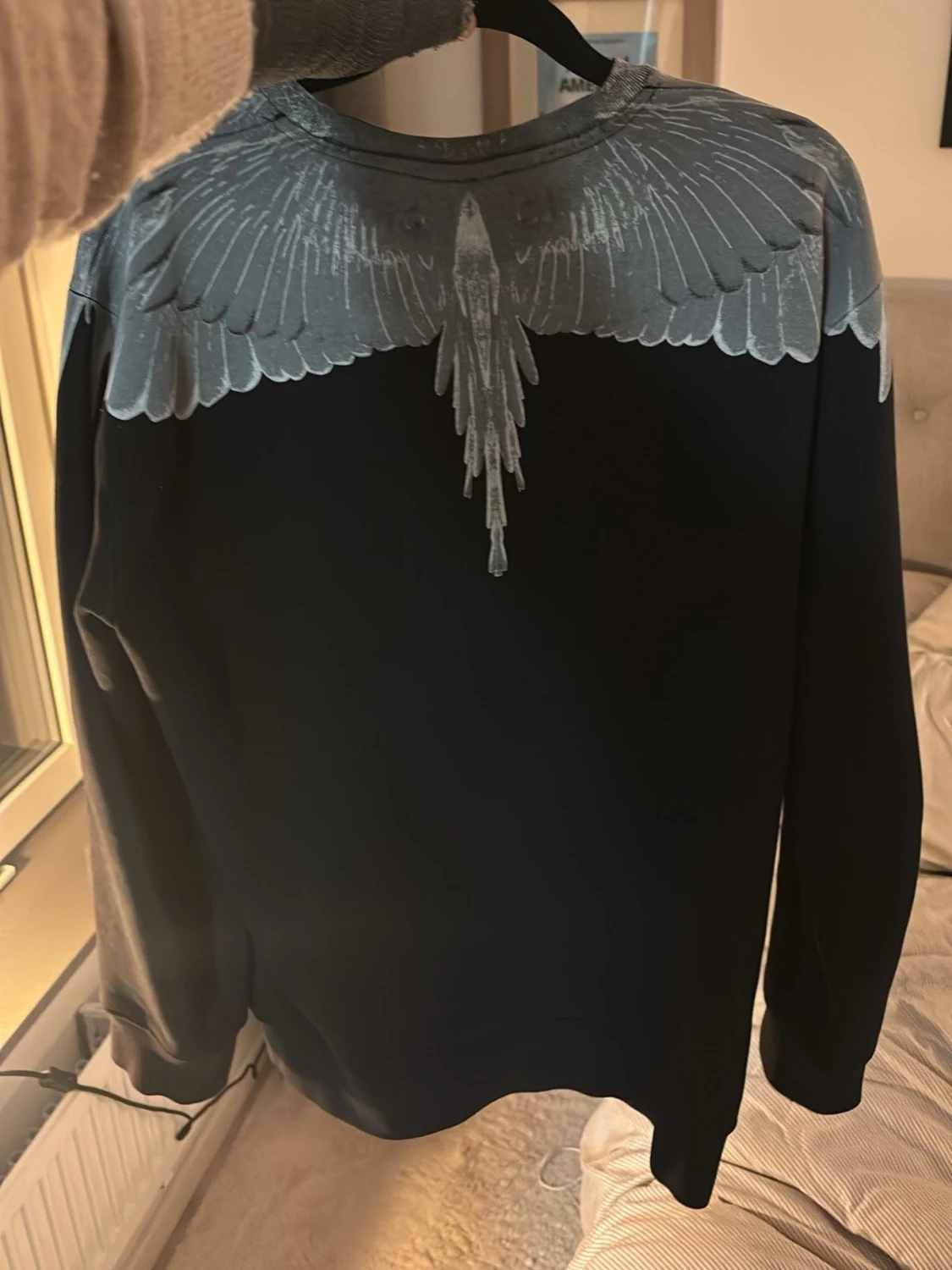 Svart sweatshirt med vingtryck Marcelo Brulon 