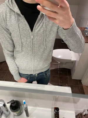 Grå Kashmir zip - Säljer nu denna zip tröja | ull och kashmir blandning | storlek XS | skicka 7/10 en defekt som går att se på bild två, defekten märks ej vid användning | pris 499 Kr | kom privat för frågor.