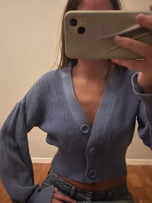 Ljuslila cropped kofta med stora knappar - Blå kofta.