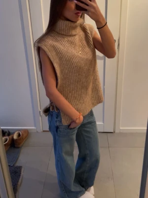 Stickad väst - Säljer jättefin stickad väst i beige/brun färg❤️ passar storlek xs-m. Har knyten på sidan. Jättemjukt material! Köpt för 400 kr, säljer för 170!