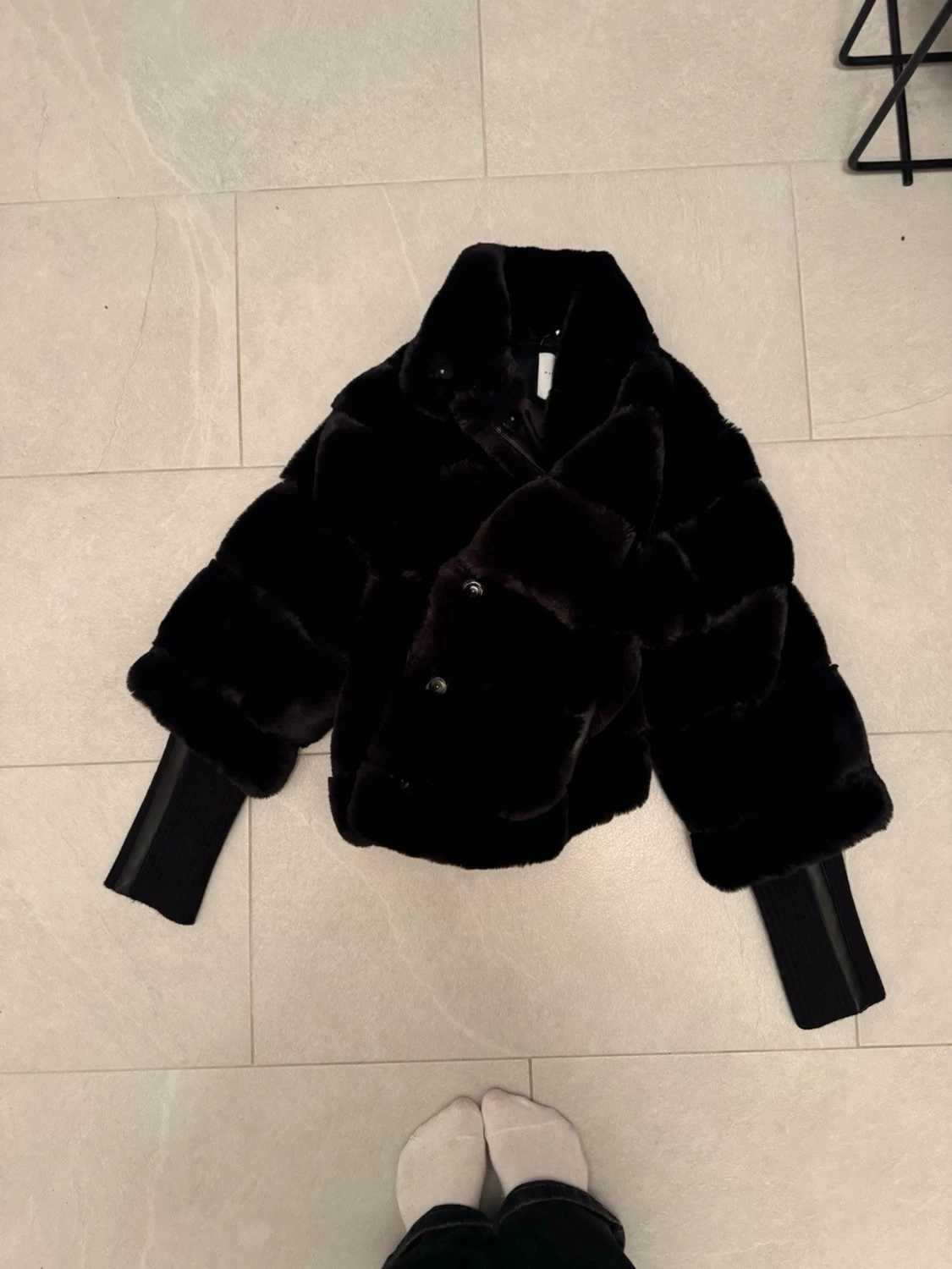 Svart pälsjacka med stora krage - 4