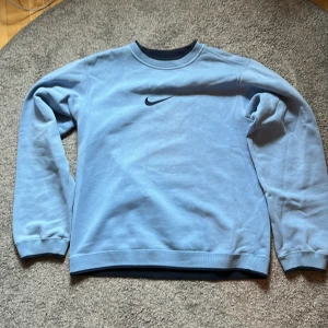 Vintage Nike tröja - Säljer nu min supersnygga vintage Nike tröja som tyvärr är för stor för mig. Scickar gärna fler bilder vid intresse:)