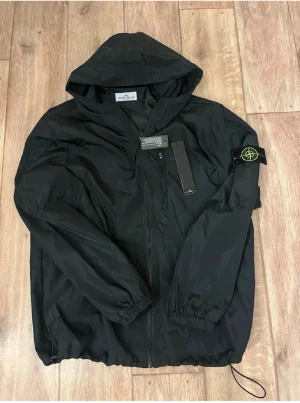 Svart vindjacka från Stone Island - Helt ny Stone island vindjacka, har ni frågor så skriv☺️