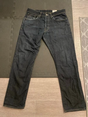 Mörkblå G-Star RAW 3301 jeans - Snygga mörkblå jeans från G-Star RAW, modell 3301. Klassisk femficksdesign med raka ben och kontrastsömmar. Jeansen har en stilren look och är tillverkade i slitstarkt denimtyg. Perfekta för dig som gillar en enkel men trendig stil.