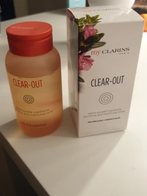 My Clarins Clear-Out ansiktstoner - Fräsch ansiktstoner från My Clarins i serien Clear-Out. Kommer i en frostad plastflaska med röd skruvkork och innehåller 200 ml. Tonern är mattande och innehåller kokosvatten, alpros, fikon, älggräs, gentiana och tamarindextrakt. Perfekt för blandad till fet hy. Doft av blommor så härligt doft!!