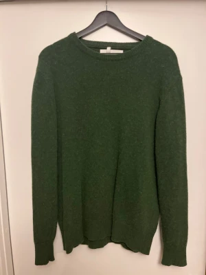 Grön stickad tröja från Soulland - Mysig grön stickad tröja från Soulland med rund halsringning och långa ärmar. 