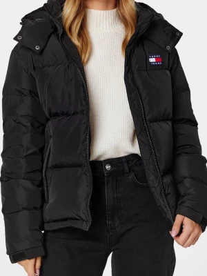 Tommy jeans alaska puffer jacket  - Superfin och varm vinterjacka från Tommy Jeans. Använd i ca två månader och i superbra skick. Väldigt bekväm och håller dig verkligen varm – absolut värd pengarna.  Jackan har justerbar midja så du kan få en mer figurnära passform, samt avtagbar luva som enkelt kan knäppas av.  Jag är 170 cm lång och brukar ha XS–S i tröjor, och jackan sitter perfekt på mig.  Säljer den eftersom jag köpt en annan jacka och därför inte får någon användning av denna. Nypris 2 200 kr, säljes för 1 700 kr.  