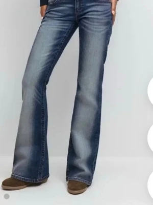 Blå bootcut jeans 158/164  - Snygga blå bootcut jeans, kom privat för egna bilder. Andvänd 1 gång och är i mycket bra skick. Säljer då de inte har kommit till andvändning 158/164